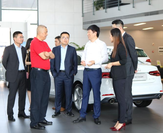 一汽-大眾奧迪銷售事業部執行副總經理荊青春先生到訪四川華星名仕奧迪_騰凱融資租賃