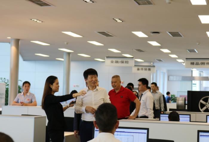 一汽-大眾奧迪銷售事業部執行副總經理荊青春先生到訪四川華星名仕奧迪_騰凱融資租賃